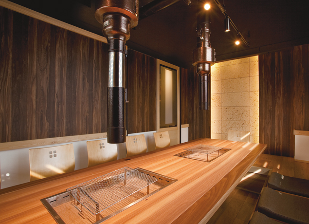 『和牛七厘炭火焼肉くいだおれ』七厘の炭火で“5秒炙り”が鉄則。