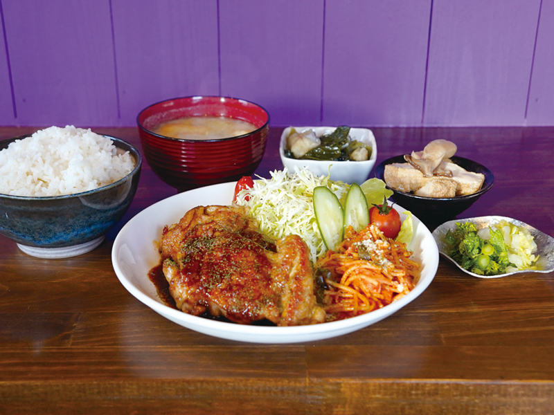 ボリューム満点の定食やおばんざいで満腹に