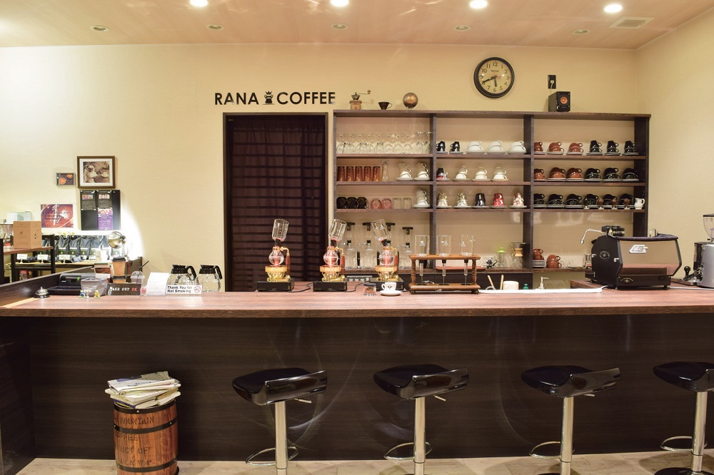 『RANA　COFFEE』光サイフォンの味わいがコーヒー通に人気！自慢の自家製スイーツと一緒に堪能