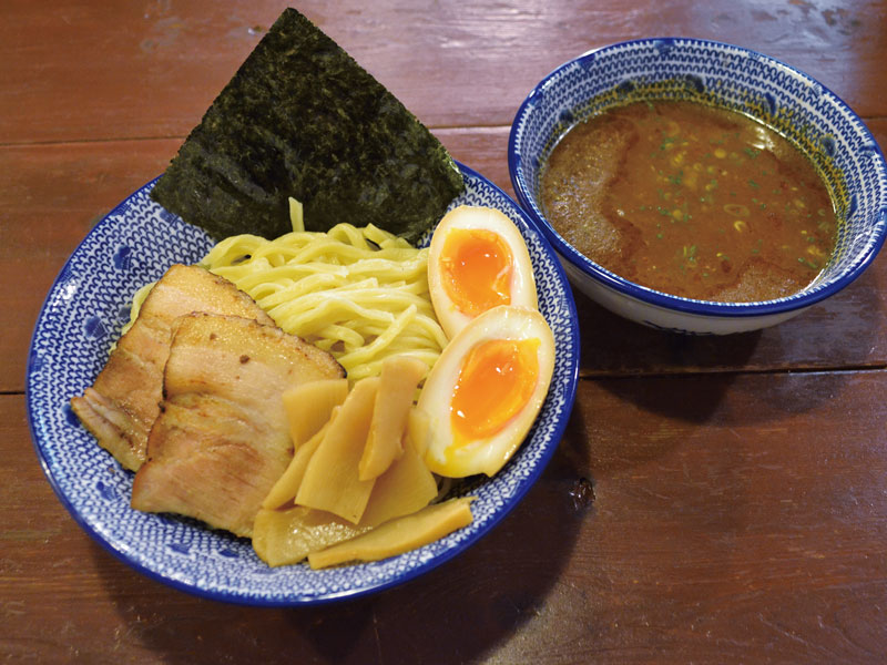 繁華街の夜に、1つのあかりを照らすラーメン店が誕生