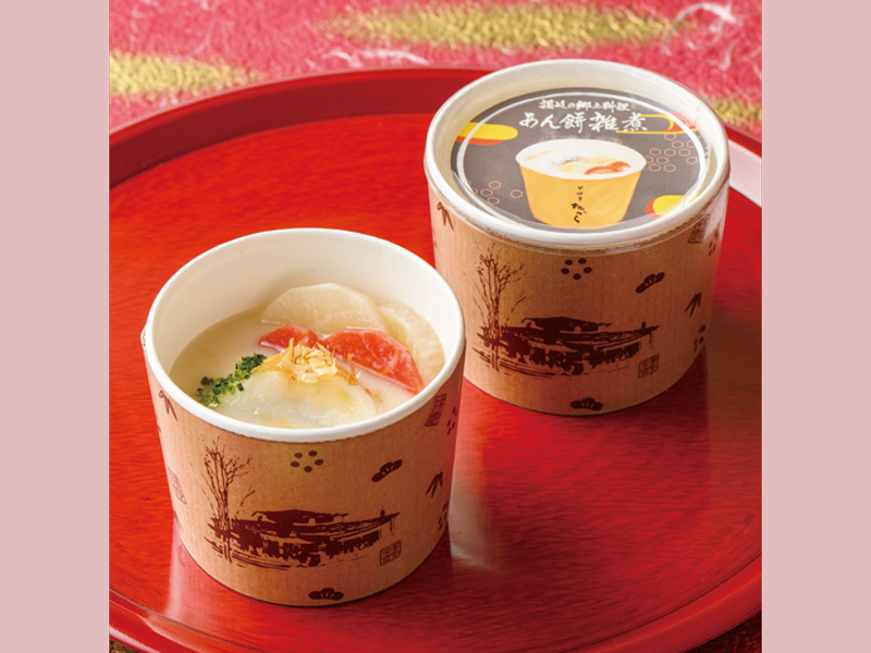 食べやすいカップスタイルに。あん餅と白もちをご用意。