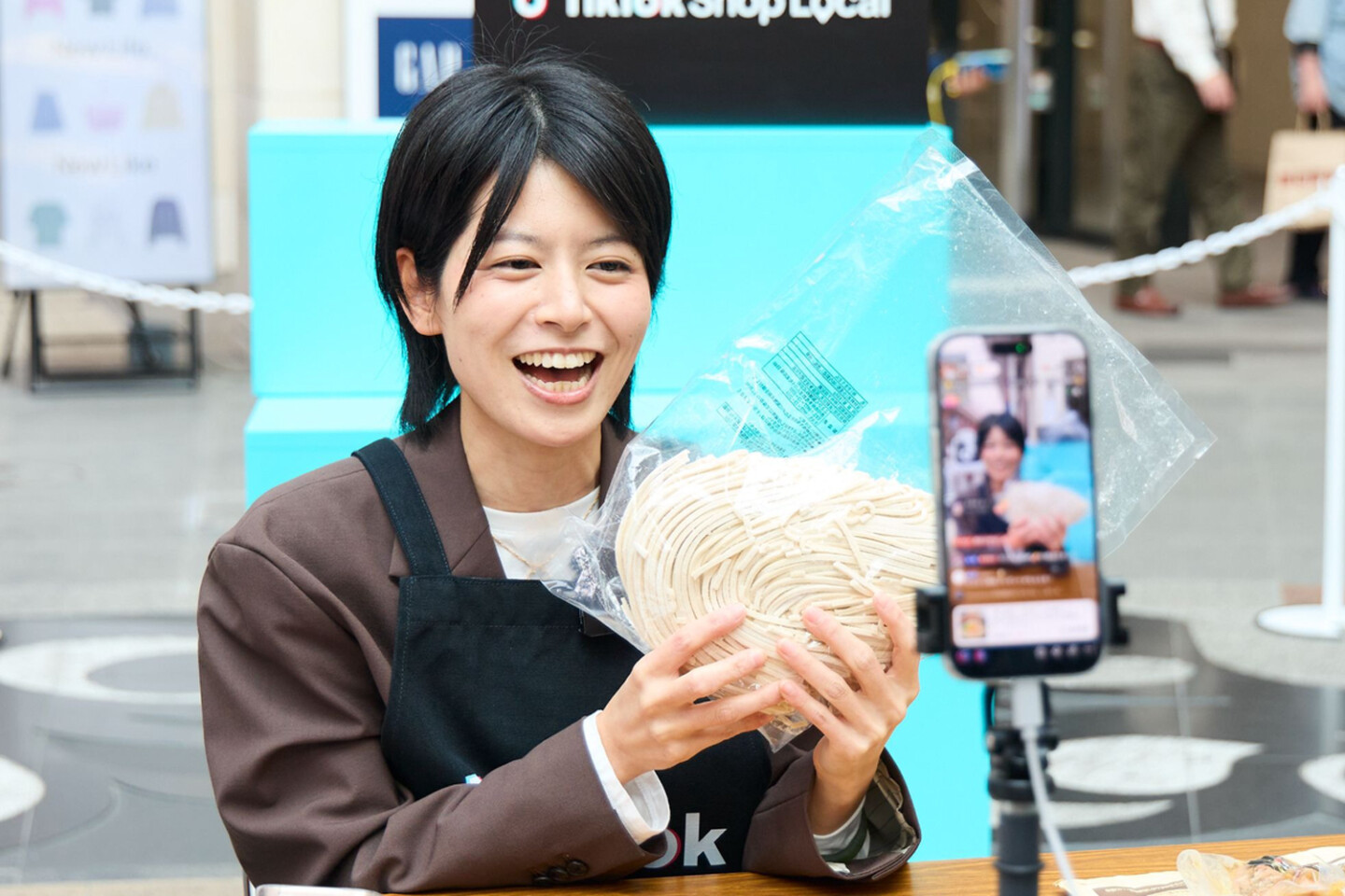 DAsenaが商品を紹介する様子