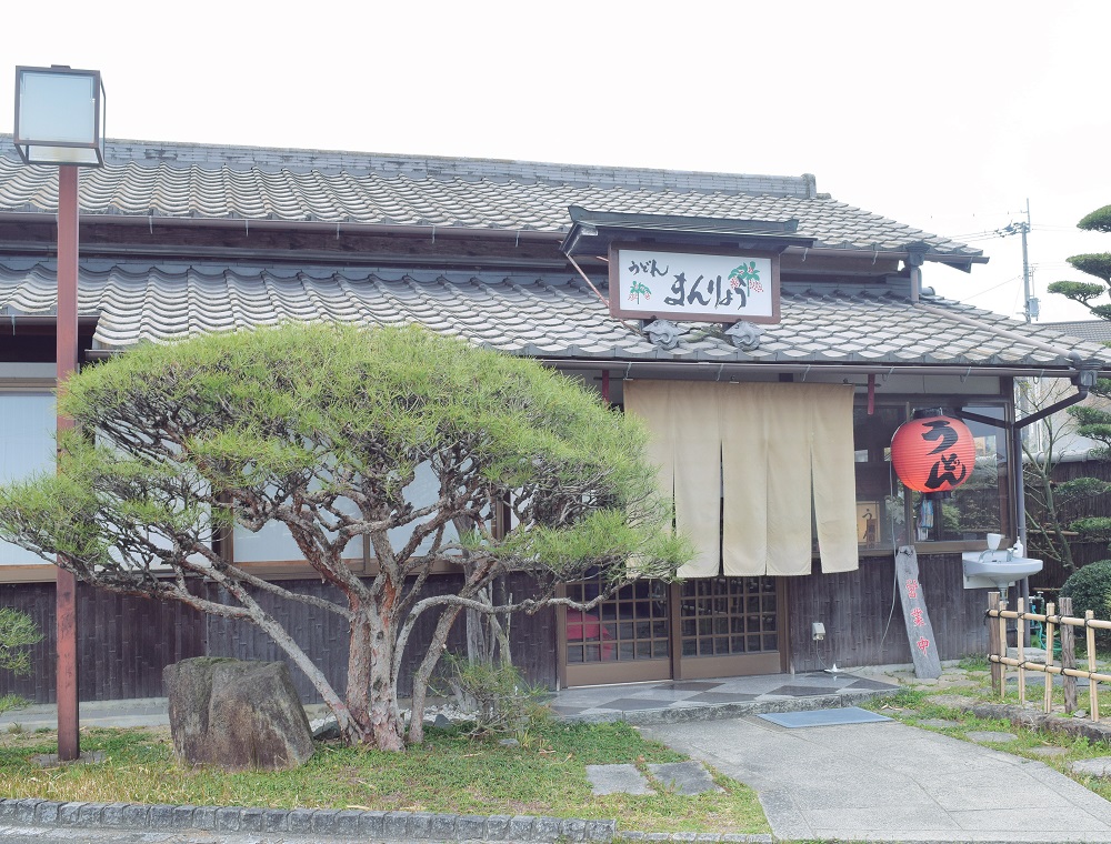 『手打ちうどん まんりょう』こだわりの手打ち麺がお得に味わえる！日替わりのおかずと小鉢が付いた満腹セット