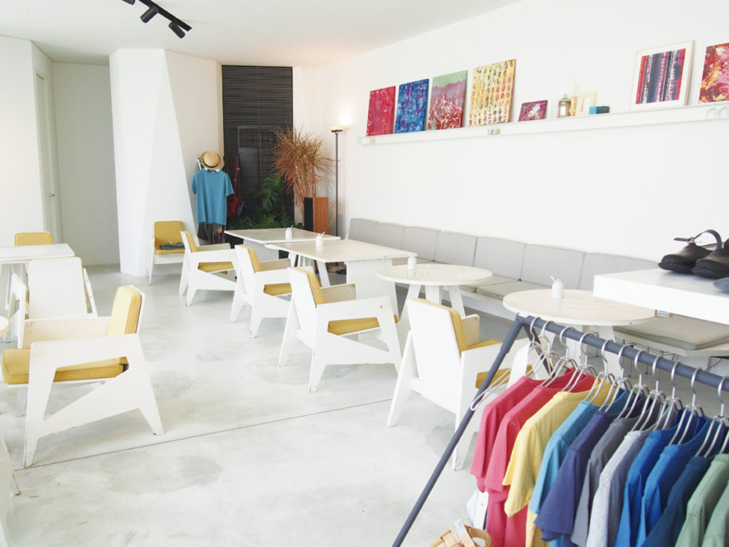 のどかな田園地帯に現れる白壁が目を引く人気カフェ