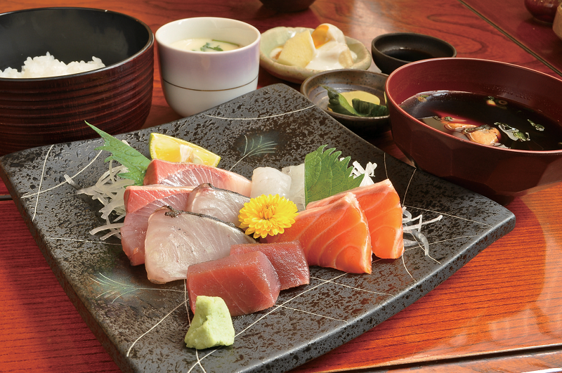 『寿司処 さとし』旬の海の幸を使った刺身と寿司を1度に味わえる1日10食限定の海鮮ランチに注目！