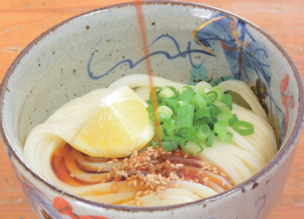 『山神うどん』女性が受け継ぐ昭和うどん店。エッジが効いてつやのある細麺の謎に迫る！