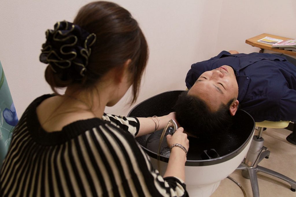 おすすめは専用の水を使用したヘッドスパ！