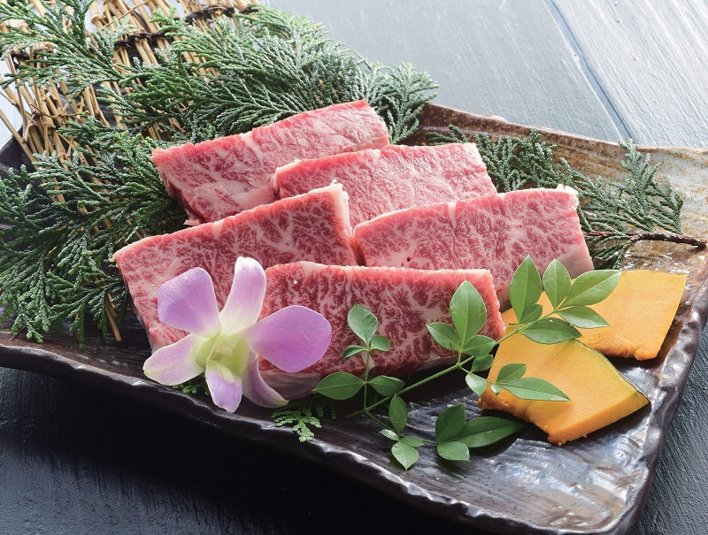 『和牛七厘炭火焼肉くいだおれ』七厘の炭火で“5秒炙り”が鉄則。