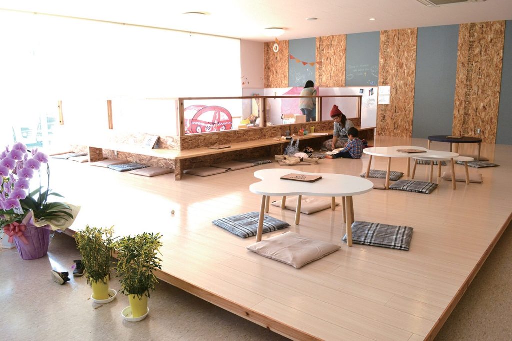 広いキッズスペースを完備！ママに大人気のカフェが１１／１１で１周年♪