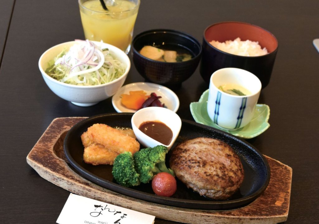 『ＷＡＦＵ　ＤＩＮＩＮＧ　ＳＴＹＬＥ　なんなり。』溢れる肉汁に思わず感動！大人気！アツアツ自家製ハンバーグ