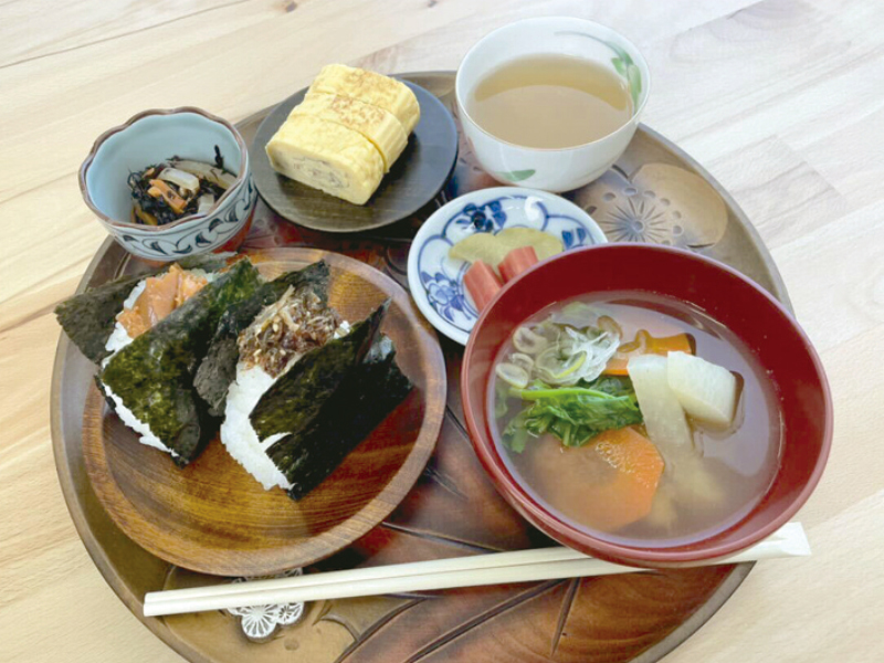 前山産のお米、湧水を使ったおむすび屋