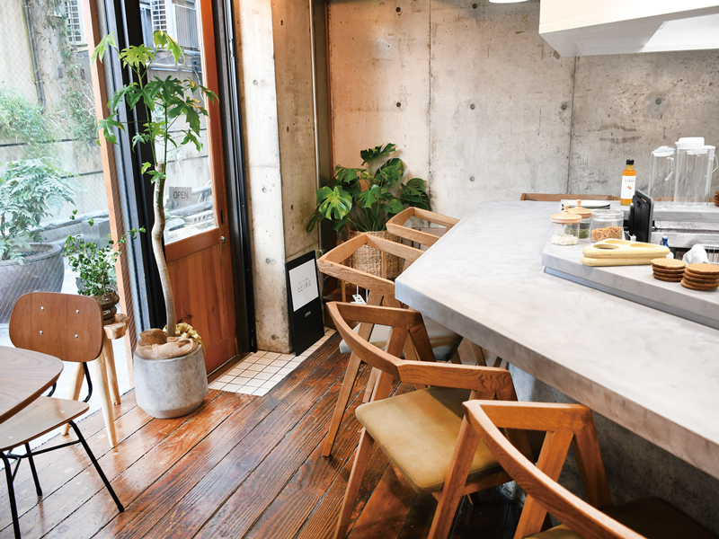 『カレーと日用品 ヒビノ商店』店主がこだわりぬいた日用品と欧風スパイスカレー&ドリンクを愉しむお店【香川県高松市鍛冶屋町】