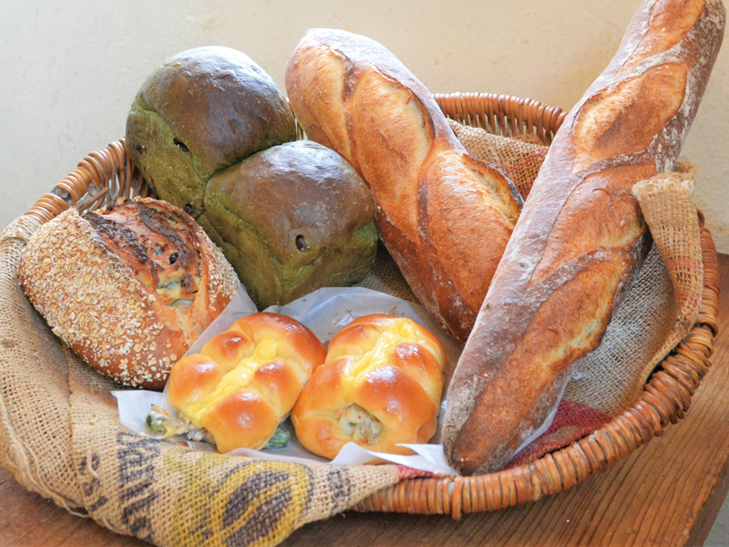 ちくわパン、バケット、バタール、まっ茶大納、天然酵母パン（チーズ入り）