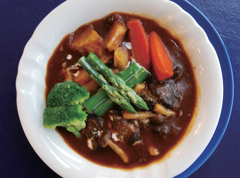 『CAFE　LOURDES』黒毛和牛のエキスをじっくり凝縮！たっぷり野菜が目にも鮮やかな一皿