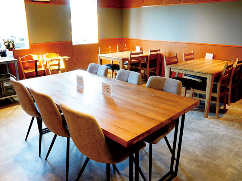 濃厚な魚介豚骨スープに極太麺を絡ませて