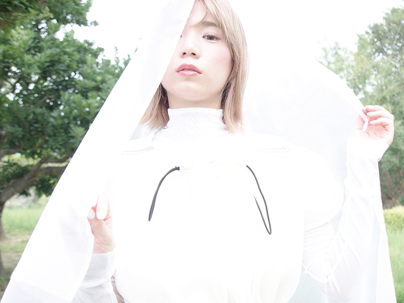 品のある女性らしさの中に やわらかな抜け感を