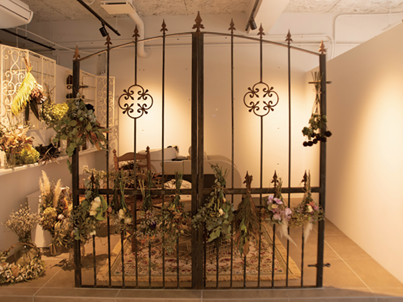 品のある女性らしさの中に やわらかな抜け感を