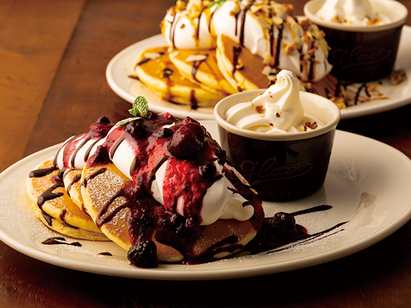 3段重ねのホットケーキにクリームとソースがたっぷり!ミックスベリーとキャラメルナッツからどうぞ