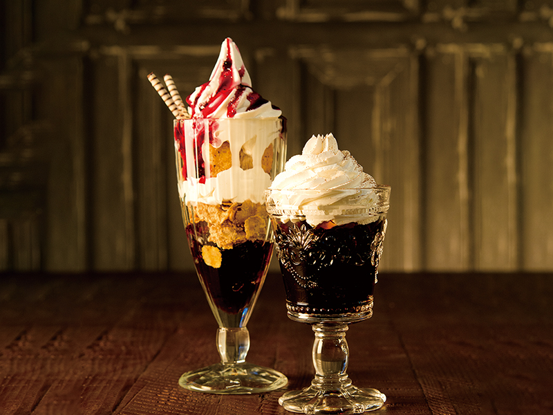 3段重ねのホットケーキにクリームとソースがたっぷり!ミックスベリーとキャラメルナッツからどうぞ