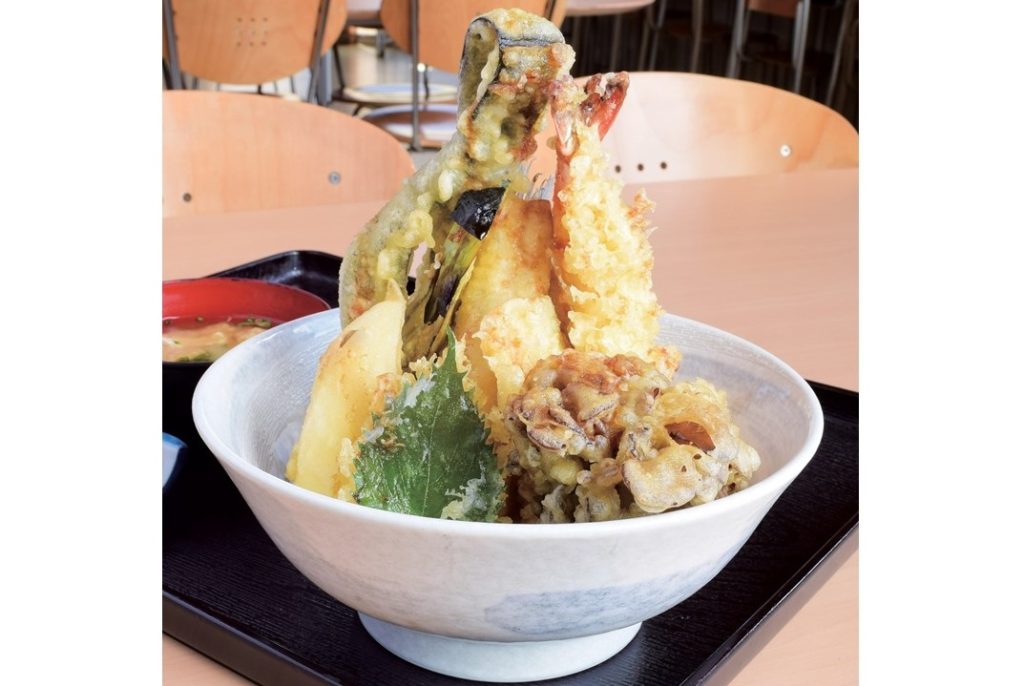 『海鮮食堂じゃこや』五剣山をイメージした高くそびえる丼に驚愕！11種類もの天ぷらがのった豪華天丼