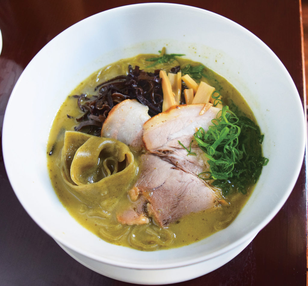 ドーン！と“骨付鳥”が乗った「ジャンボラーメン」が登場！