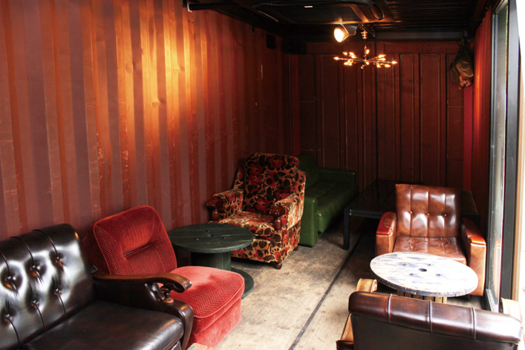 屋島の住宅街に突如現れた緑色のコンテナ！