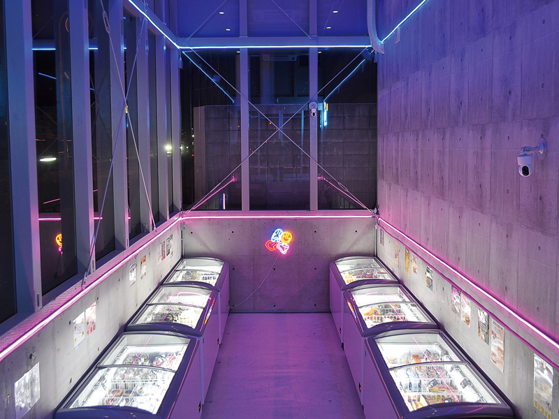 24時間営業・年中無休 ネオンの看板や商品が可愛い無人スイーツ専門店！