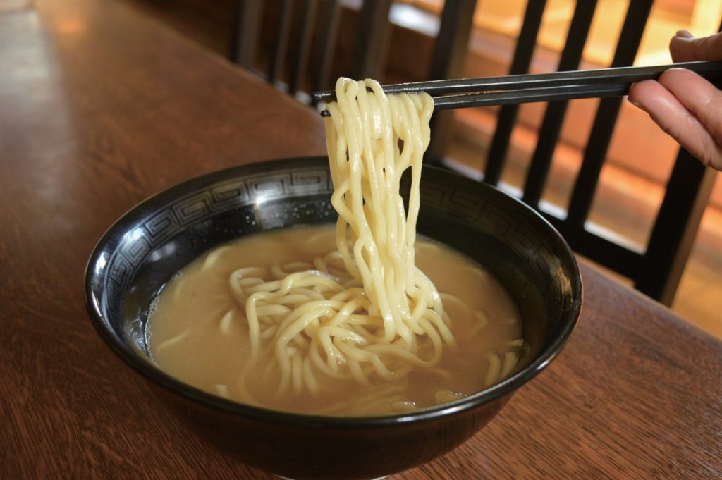 『ごぞうらぁめん』うどん粉配合のモチモチ麺と豚骨の風味が香る濃厚スープを堪能して