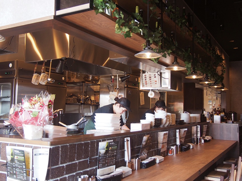 『やきとり家すみれ』キレイな水で育った大山鶏をおしゃれな店内で