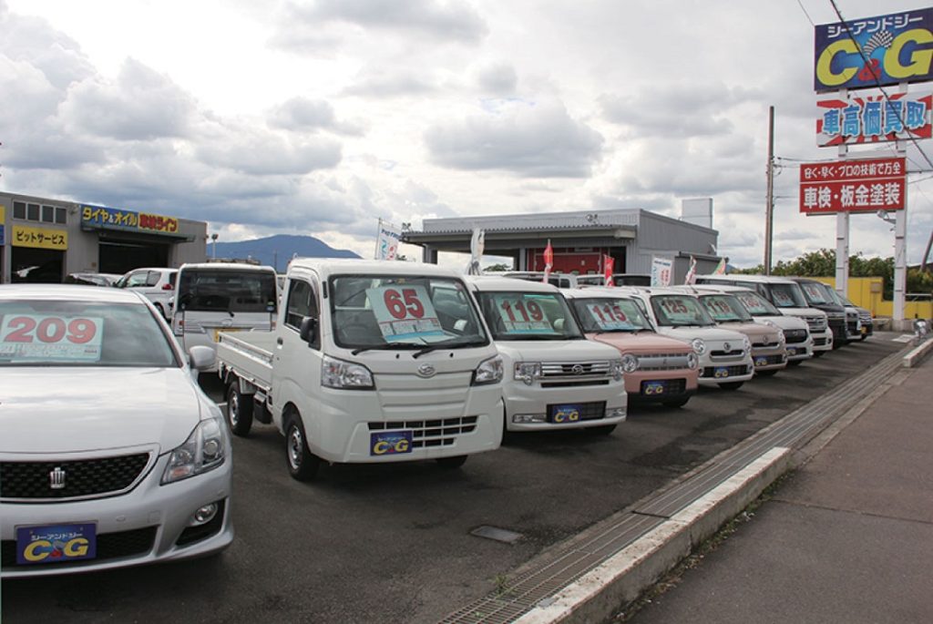 お買い得車専門店に鈑金・塗装ブースが登場！！
