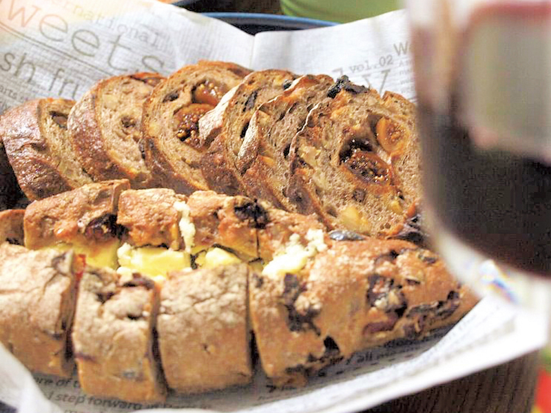 フレンチのように見た目にもこだわった個性的なパンを。