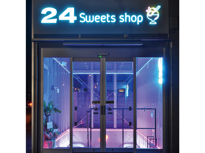 24時間営業・年中無休 ネオンの看板や商品が可愛い無人スイーツ専門店！