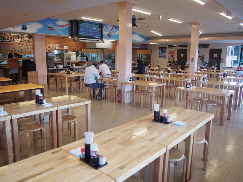 『セルフうどん とんぼ』駐車場から店内まで使いやすさに配慮した快適空間にリニューアル