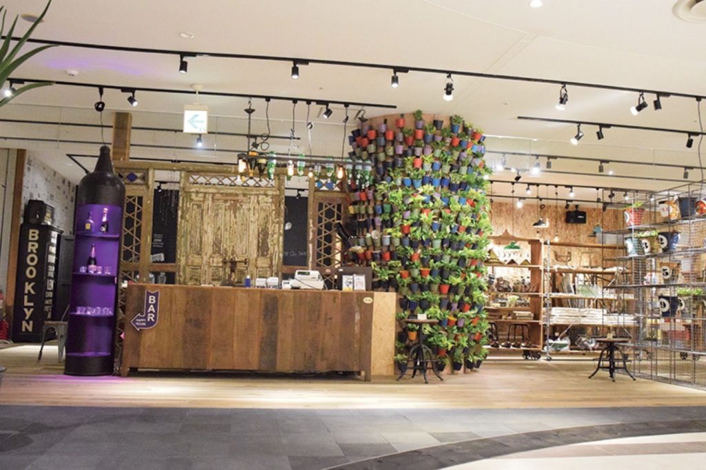 ギャラリーを併設したリメイク家具の人気セレクトショップ