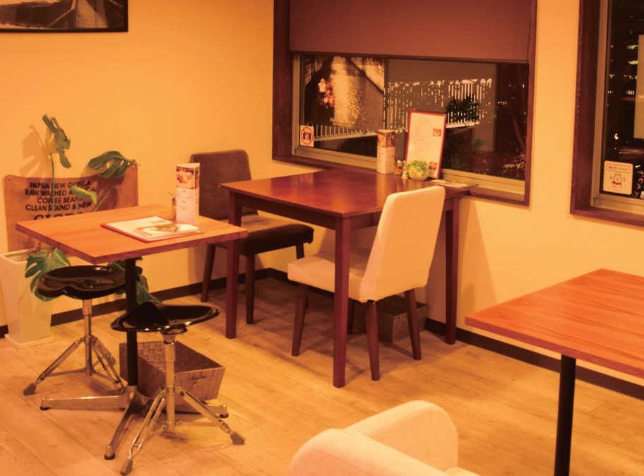 『RANA　COFFEE』光サイフォンの味わいがコーヒー通に人気！自慢の自家製スイーツと一緒に堪能