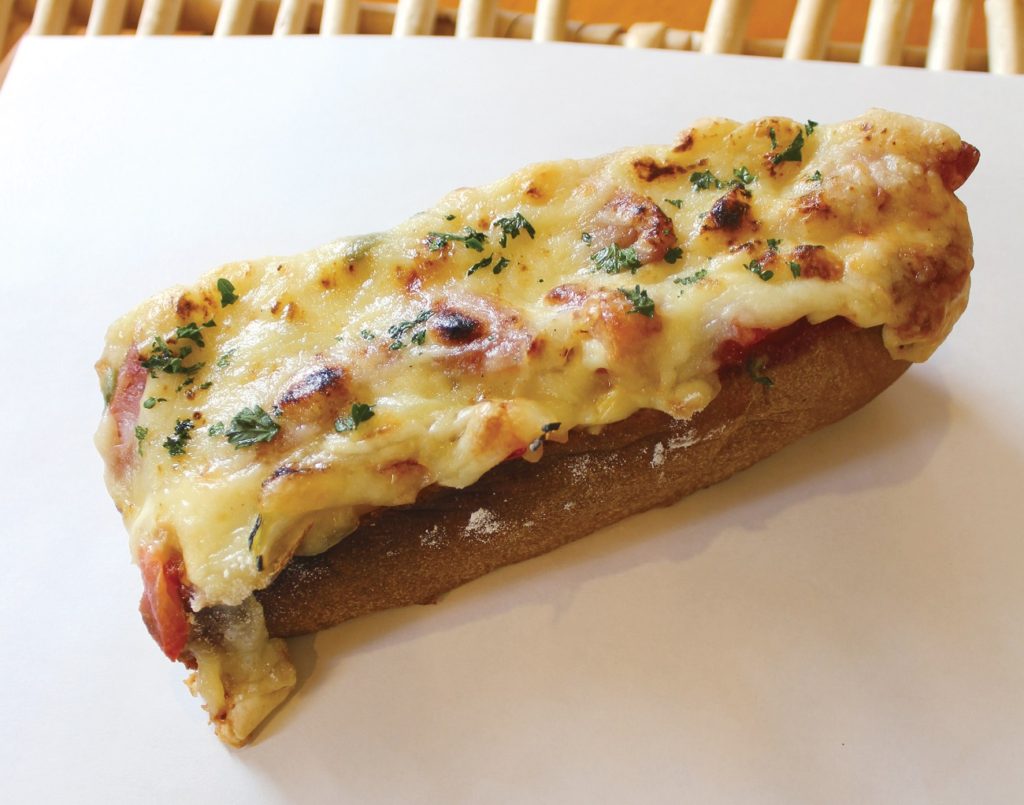 『ベーカリー＆カフェ　レッドフォックス』落ち着いた雰囲気ののカフェが併設されたパン屋さん♪丁寧に焼き上げたパンはティータイムにピッタリ！