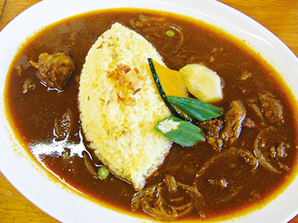 大きな窓からののどかな風景を眺めながら