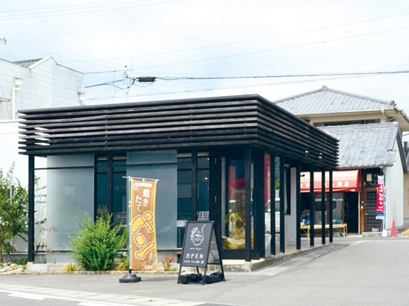 豊富な焼菓子とパンのお店