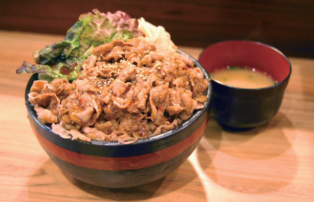 『焼肉丼　炎伝』メガ超えの重量級！肉食女子にも人気上昇中