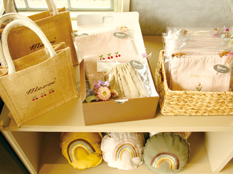 刺繍入りのオリジナルアイテムで特別な贈り物を！