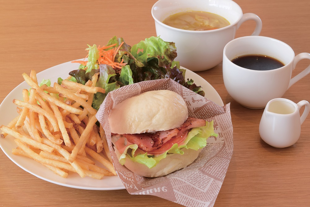 『salut × salyu』国産小麦を使用！手ごねの白いベーグルサンドが絶品