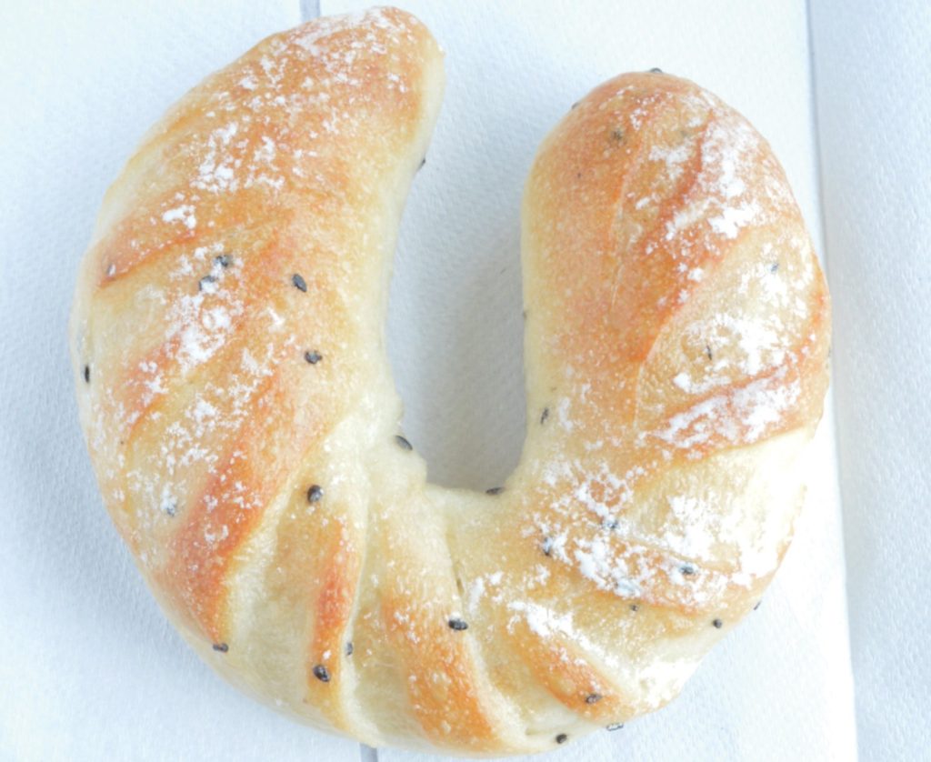 『naka BAKERY』自家製種で焼き上げるモチモチ生地と地域の人から愛される親しみやすさが人気