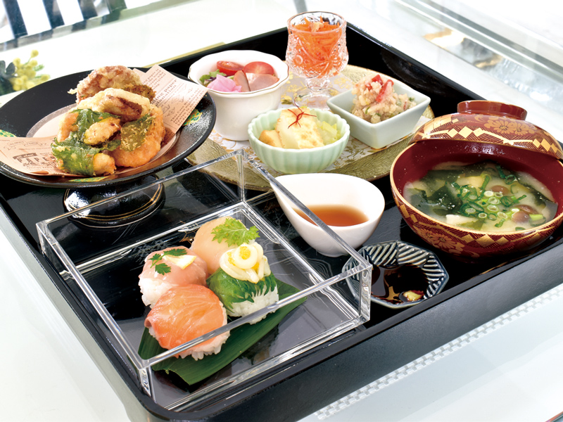 居心地の良いカフェで見た目も美しいランチを堪能