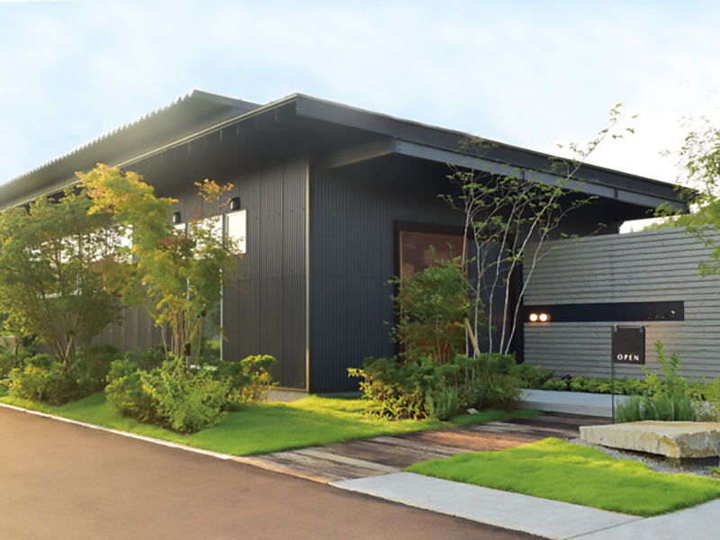 ゆったりと寛げる大人のカフェで自家製カレーとスイーツに舌鼓