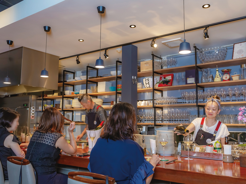 手作り料理とソムリエセレクトのワインをカジュアルに楽しむ！