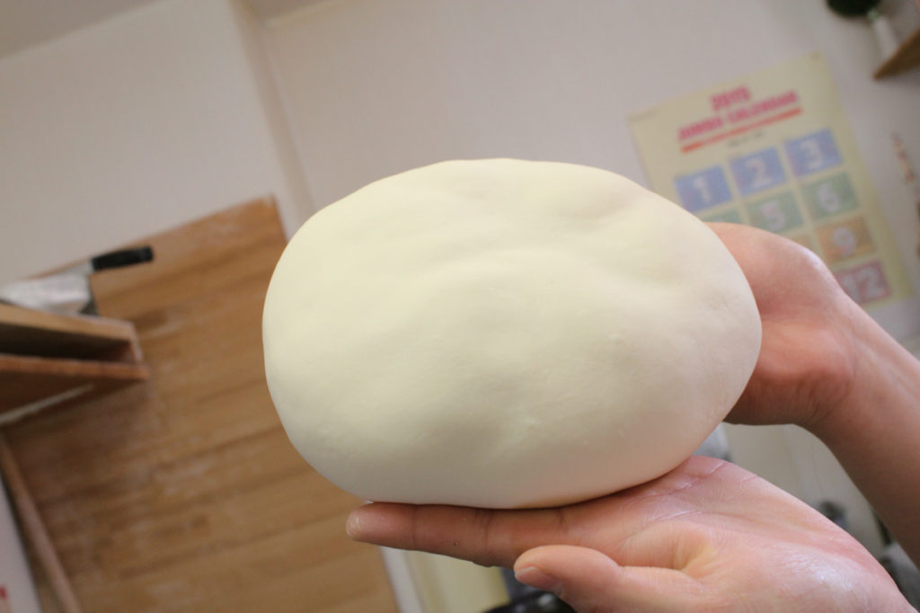 躊躇せずひたすらこねる手作業が作り手独自の個性と味わいを生む