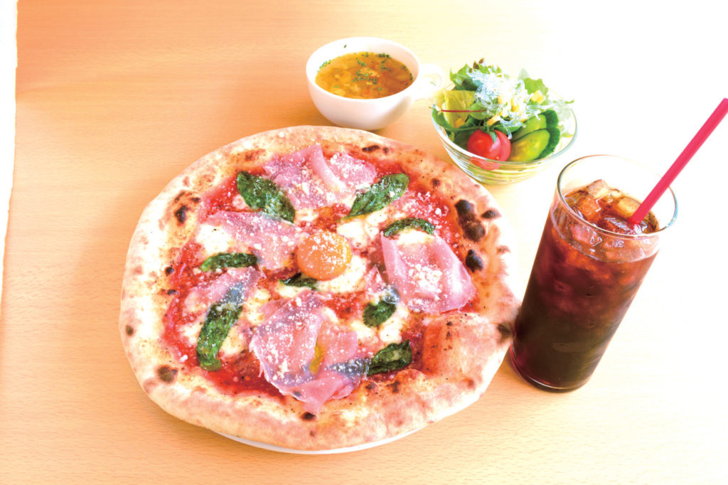 森の中で石窯ピザ＆スイーツを満喫！