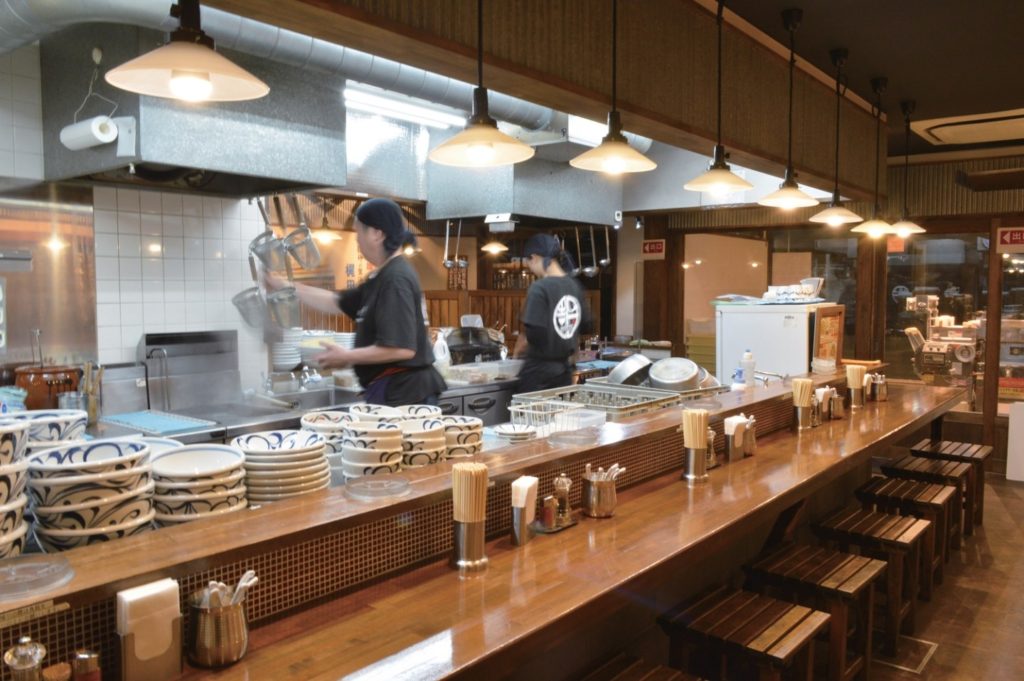 『麺鮮醤油房　周月』こだわりの極太ちぢれ麺に感動！素材の良さを活かしたピリ辛つけ麺
