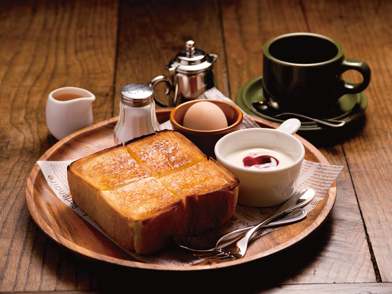 3段重ねのホットケーキにクリームとソースがたっぷり!ミックスベリーとキャラメルナッツからどうぞ