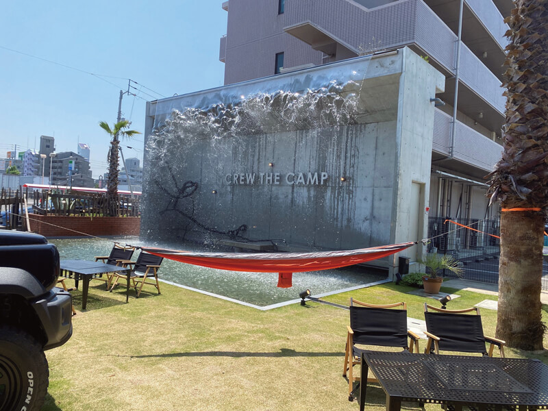 街中に突然滝が現れる！ダイナミックな体験型アウトドアショップ